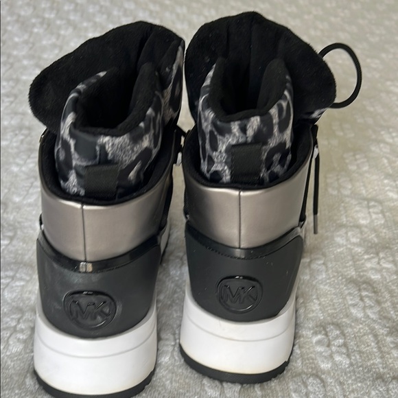 Stylish Women's Black and Gray Boots - Picture 3 of 5